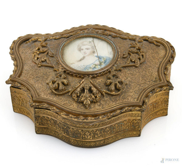 Scatolina in bronzo dorato finemente cesellato con ritratto di dama a miniatura al coperchio, XIX-XX, cm 4x11x9,5