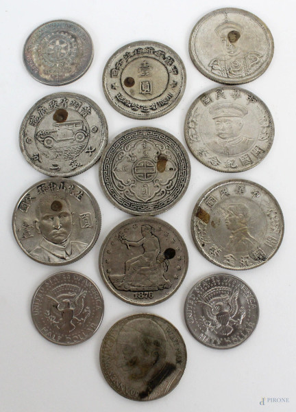 Lotto di dodici monete diverse in argento e metallo