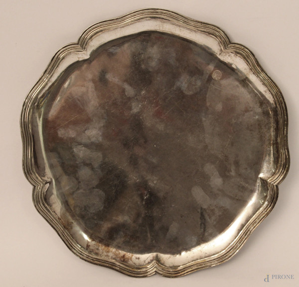 Piatto di linea tonda centinata in argento, gr. 530, XIX sec.