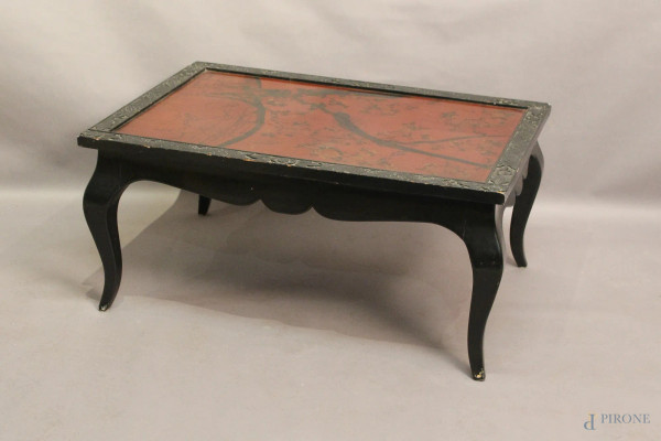 Basso tavolinetto in legno ebanizzato, piano a decoro di paesaggi, Cina, inizi XX sec., cm 46 x 101 x 69.