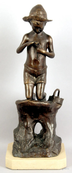 Giovanni De Martino - Giovane pescatore, scultura in bronzo, base in marmo, altezza 45 cm.