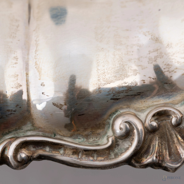 Centrotavola in argento 800/000 cesellato e sbalzato poggiante su tre piedini, cm 6,5x31, peso gr...