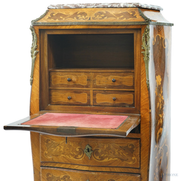 Secretaire impiallacciato in satinwood con decori intarsiati in vari legni a motivi floreali, tre...