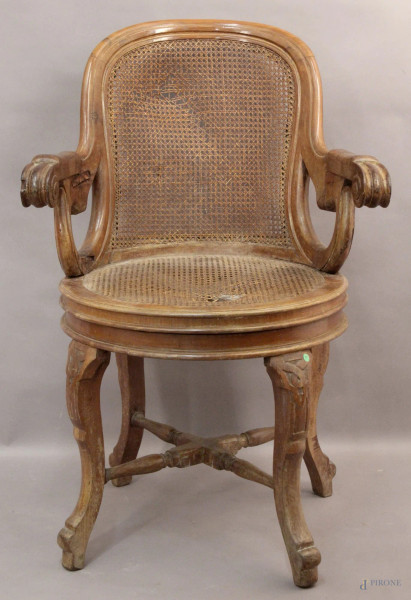Poltrona girevole in rovere con seduta e schienale in cannett&#233;, fine XIX secolo, (difetti al cannett&#233;).