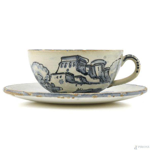 Lotto di una tazzina e un piattino in maiolica. Manifattura di Albissola, XX secolo, diametro piattino cm 15,5, (segni di usura, sbeccature, difetti)