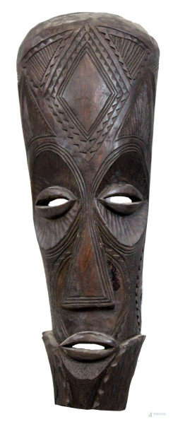 Maschera in legno scolpito, arte tribale, cm h 75,5x27x17, XX secolo.