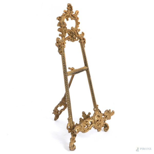 Lotto di tre cavalletti in bronzo dorato finemente cesellato, XX secolo, altezza massima cm 39,5