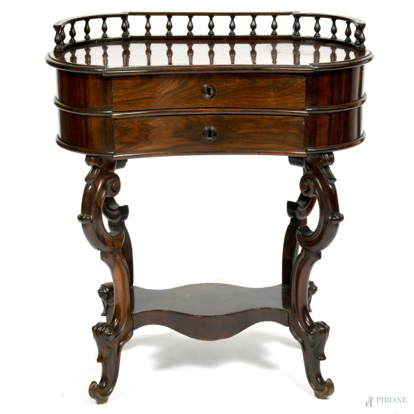 Toeletta in legno e legno impiallacciato in piuma di mogano con doppio cassetto al fronte. Gambe mosse raccordate da pedana sagomata. XX secolo, cm 83x72,5x43, (segni di usura, rotture, restauri, fessurazioni, scalfiture, difetti)