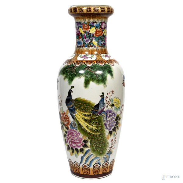 Grande vaso in porcellana dipinta in policromia con pavoni ed elementi floreali. Cina, XX secolo,...