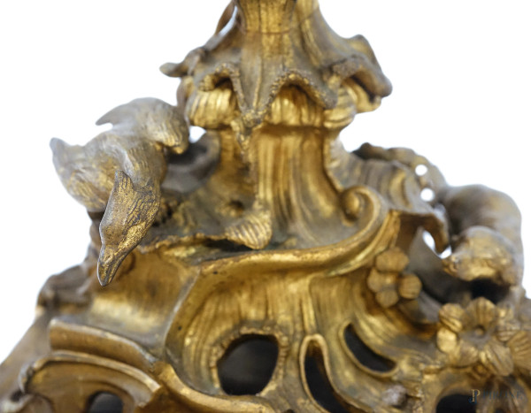 Coppia di candelabri a cinque luci in bronzo dorato montati a lampada, riccamente decorati con mo...