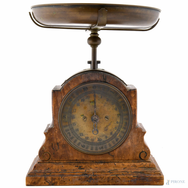 Bilancia da tavolo con struttura in legno intagliato e bronzo,  completa di piatto, XX secolo, cm 33x25,5x15 (usura del tempo, piccole scalfiture, da revisionare)