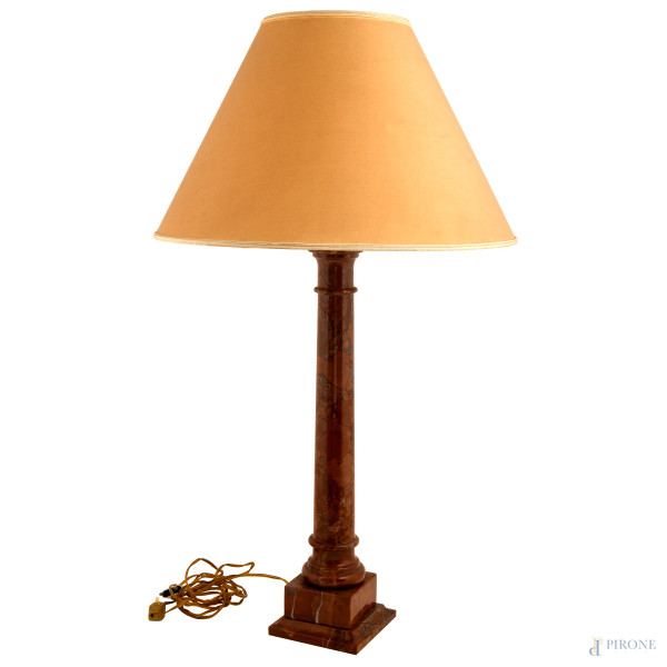 Lampada da tavolo con struttura in marmo rosso e paralume in tessuto bianco, XX secolo, altezza cm 77, (difetti, da revisionare)