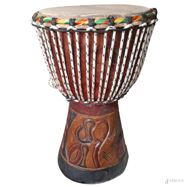 Tamburo Djembe vintage a forma di calice in terracotta ricoperto da pelle di capra con sistema di tiraggio in corda, epoca coloniale, Africa occidentale, altezza cm 40, diametro cm 25