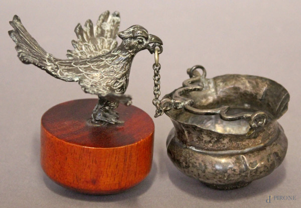 Acquasantiera in argento retto da aquila poggiante su base in legno, XVIII sec., H 5 cm.