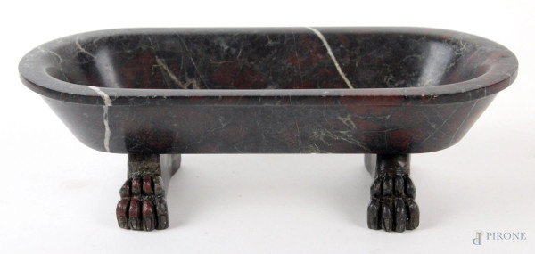 Vasca in marmo africano di linea classica, poggiante su piedi ferini, cm h 7,5x25,5x11.