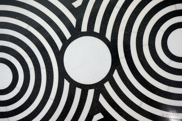 Tavolino in marmo nero e bianco, piano circolare con disegni a cerchi concentrici, diametro cm 64...