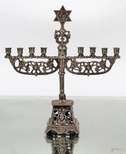 Menorah in argento, inizi XX secolo, altezza cm 12,5, gr 75