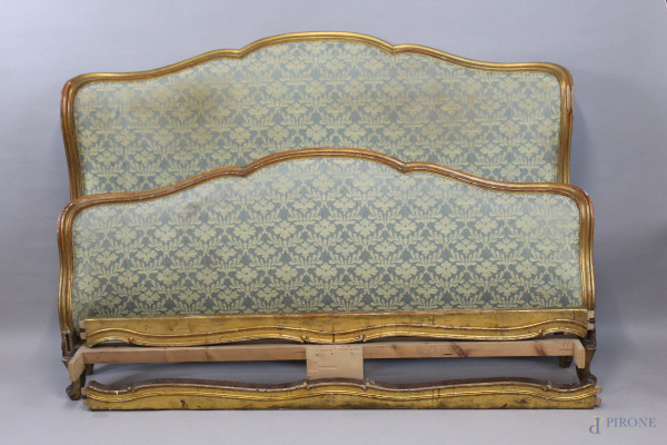 Letto matrimoniale, XX secolo, in legno dorato rivestito in stoffa a motivi floreali, cm h 115x205x170, (macchie e difetti).