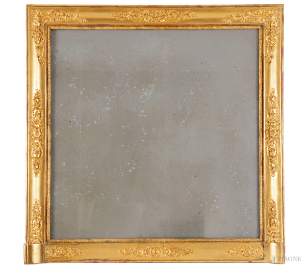 Cornice per caminiera in legno intagliato e dorato, XX secolo, cm 105,5x105, luce cm 85,5x85,5, (segni di usura,cadute di doratura, scalfiture, mancanza dello specchio)