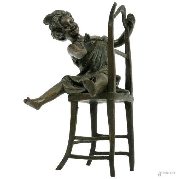 Fanciulla sulla seggiola, scultura in bronzo, cm h 21,5, prima metà del XX secolo.