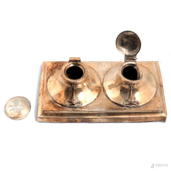 Calamaio da scrivania in argento inglese, XX secolo, cm 5,5x17x10, peso lordo gr 550, (segni di u...