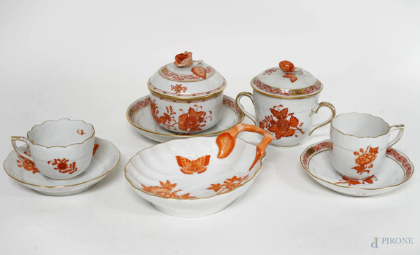 Set in porcellana Herend, serie "Appony Orage", XX secolo, composto da: 1 tazza con coperchio, 2 tazzine da caffè con 2 piattini, 1 zuccheriera con sottopiatto, 1 vassoietto