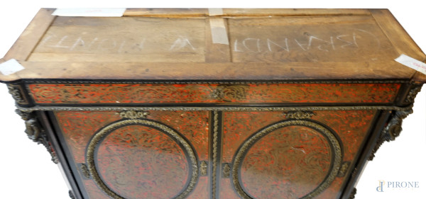 Credenza stile Boulle, XX secolo, in legno ebanizzato con intarsi e applicazioni in metallo dorat...