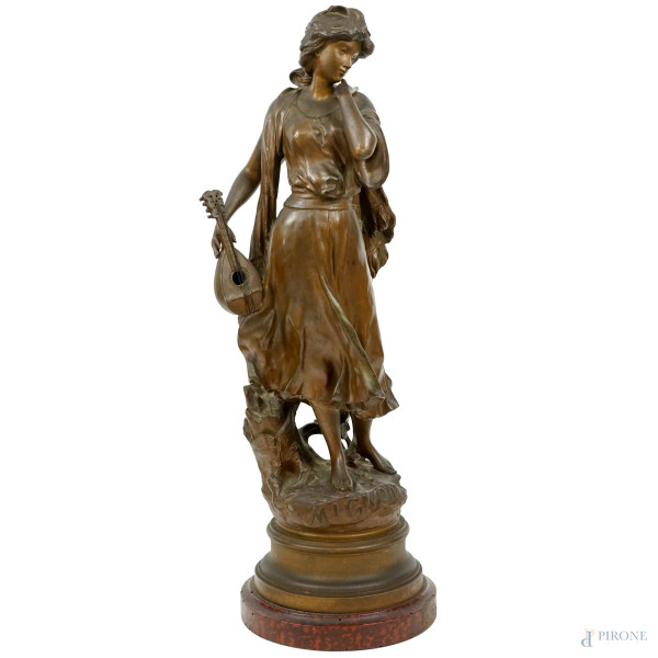 Mignon - Fanciulla con mandolino, scultura in antimonio, cm h 58, firmata Lucas Madrassi.