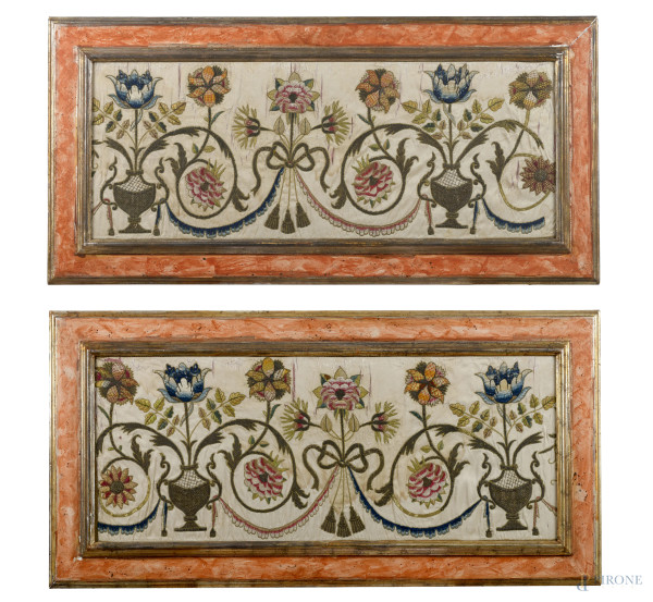 Coppia di tessuti ricamati a festoni, XIX-XX secolo, cm 118x46,5, entro cornice, (segni di usura, abrasioni, lacerazioni, difetti)