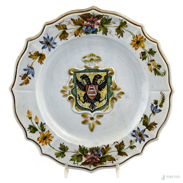 Lotto composto da 6 piatti in ceramica decorati in policromia a motivi floreali e stemmi araldici...