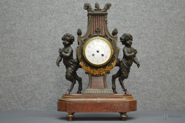 Orologio dell&#39;800 francese in marmo con colonna a forma di lira, poggiante su base  in marmo rosso di Verona, finiture e fauni in bronzo cesellato e brunito h. 50 cm.