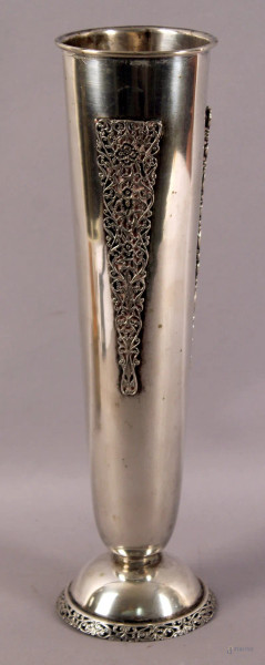 Vaso in argento con particolari cesellati, altezza 31 cm, gr. 465.