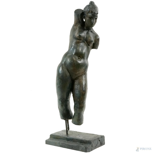 Nudo femminile, scultura in terracotta, firmata, XX secolo, h cm 77,5