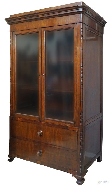 Mobile vetrina in piuma di mogano, XIX secolo, a due ante a vetri e due cassetti sottostanti, cm 210x142x60 circa, (difetti)