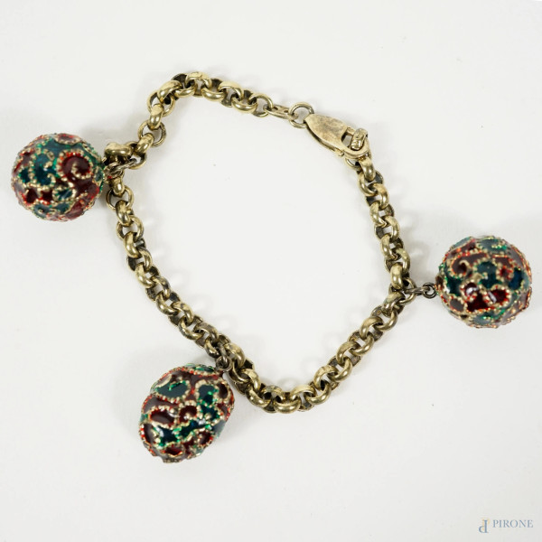 Bracciale in argento dorato con tre ciondoli smaltati, lunghezza cm 18,5, peso gr. 26 circa