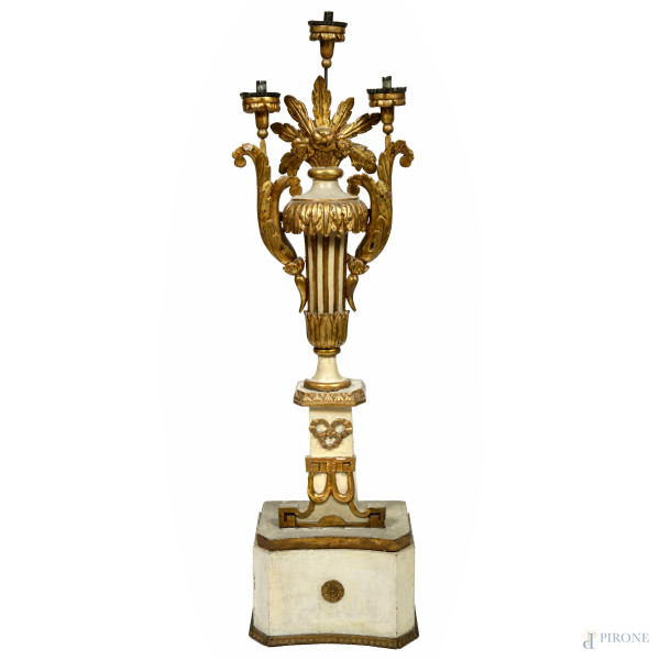 Elemento decorativo da terra in legno laccato e dorato a tre luci, XIX-XX secolo,  cm 150x40,5x28, (segni di usura, difetti, scalfiture, cadute di doratura e laccatura, rotture)