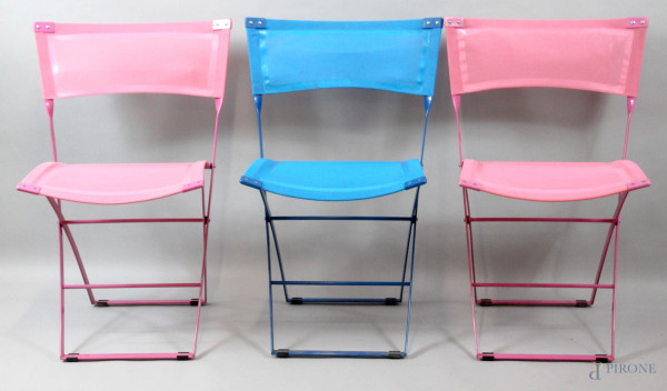 Lotto composto da tre sedie pieghevoli Emu in metallo e texilene, due color rosa e una color blu.