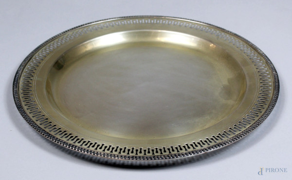Vassoio di linea tonda in argento con bordo traforato, diametro 35,5 cm, gr. 760.