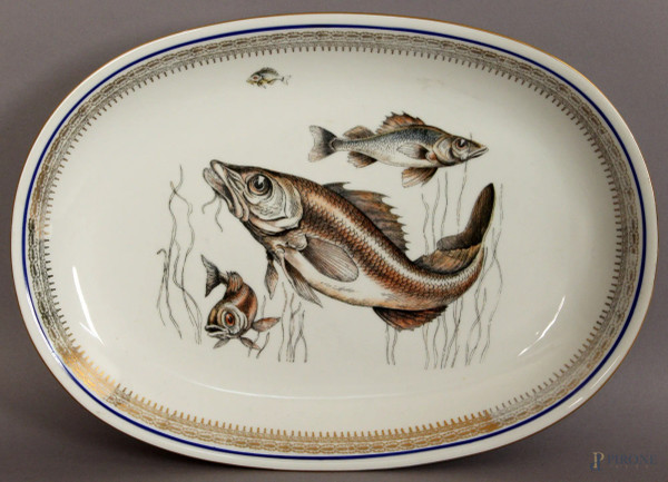 Vassoio di linea ovale in porcellana a decoro di pesci, cm. 38x27.