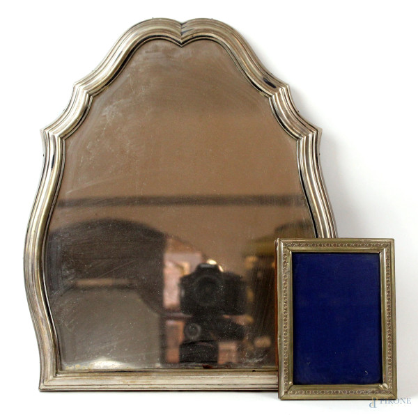 Lotto composto da una specchiera ed una cornice in argento, misure max, cm 36x30,5, (difetti).