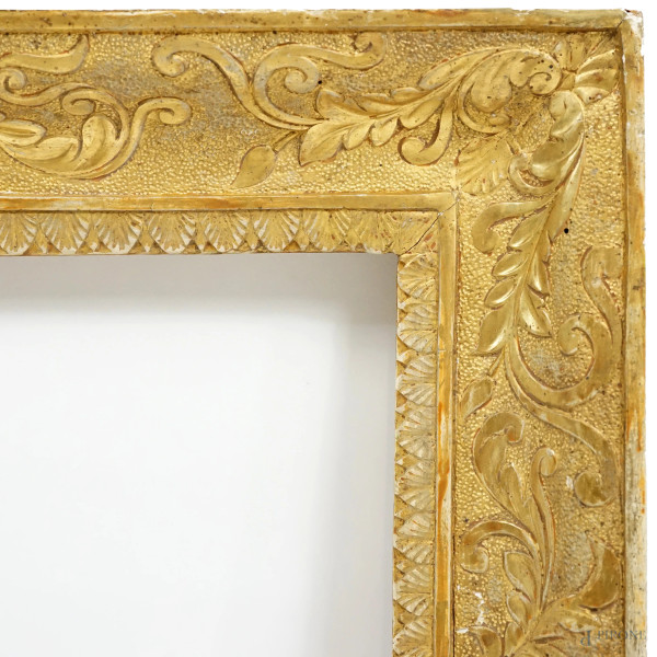 Cornice Carlo X in legno e stucco dorato decorata a motivi vegetali e a palmette, inizio XIX seco...
