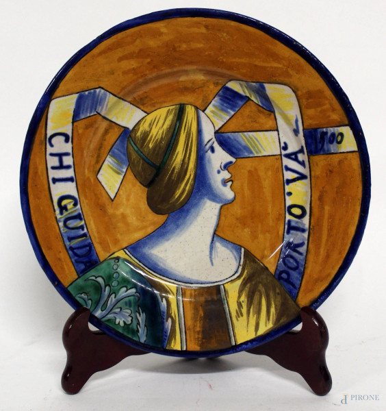 Piatto in maiolica smaltata e dipinta raffigurante profilo di donna, diametro 24 cm, XX sec.