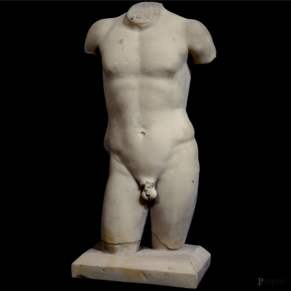 Torso virile in stile classico, XX secolo, marmo, cm 44x21x14, iscritto alla base "Edizioni Musei Vaticani" (difetti)