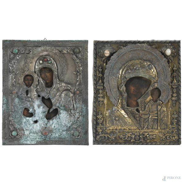 Lotto di due icone con riza in metallo raffiguranti Madonna con Bambino, XX secolo, misure massime cm 33x27, (segni di usura, difetti)