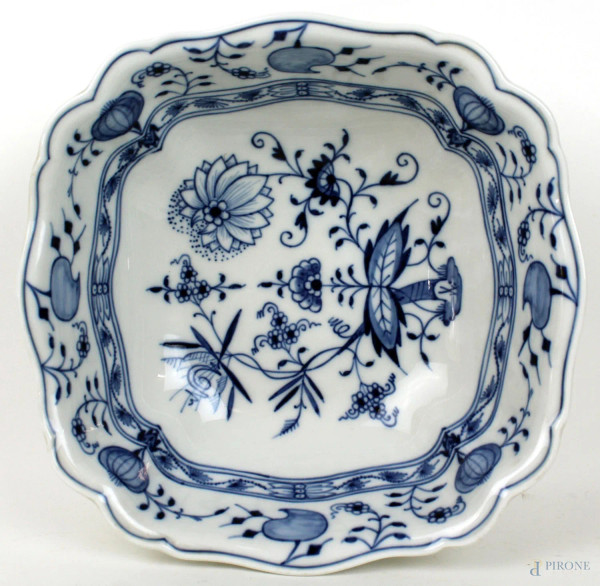 Insalatiera in porcellana bianco e blu Meissen, decori a motivi floreali e vegetali, cm h 10x27x27, XX secolo