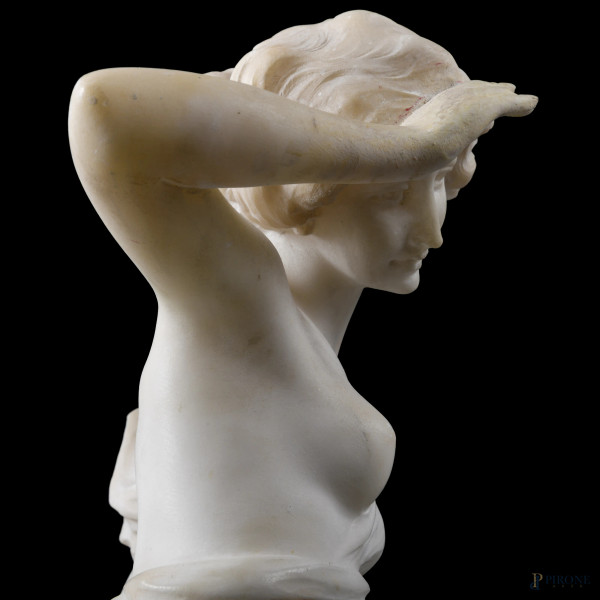 Adolfo Luchini (XIX secolo), Giovane donna su una roccia, scultura in marmo, cm 45x22x16, firmato...