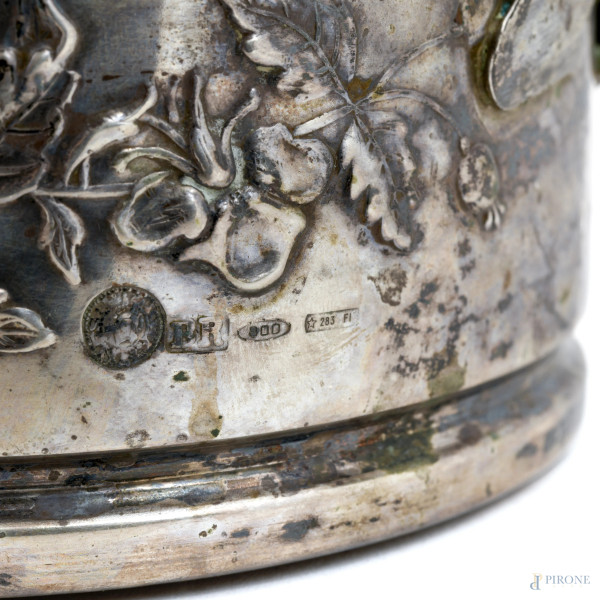 Lotto di due lastre raffiguranti Madonna e portabottiglie in legno e argento finemente cesellato ...