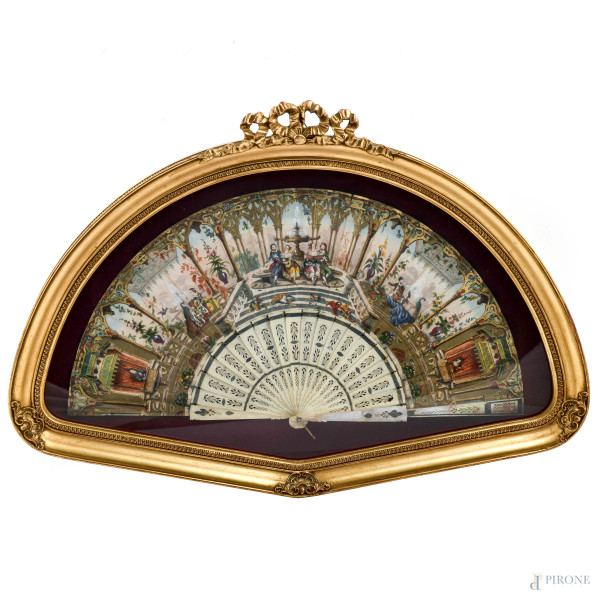 Ventaglio decorato su carta con scene cortesi, XIX secolo, cm 6x42x63 entro teca sagomata, (segni di usura, difetti)