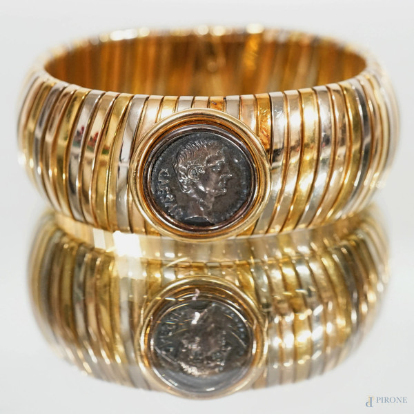 Bulgari, bracciale in oro 18k a tre colori, fascia flessibile con al centro moneta "Caesar Augustus", peso gr. 109,5, (difetto).