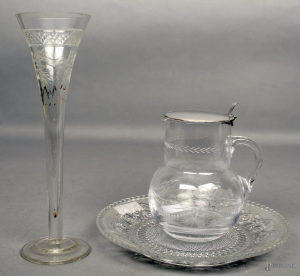 Lotto composto da un vaso portafiori, un piattino ed una brocchetta in vetro e cristallo, H massima 24 cm.